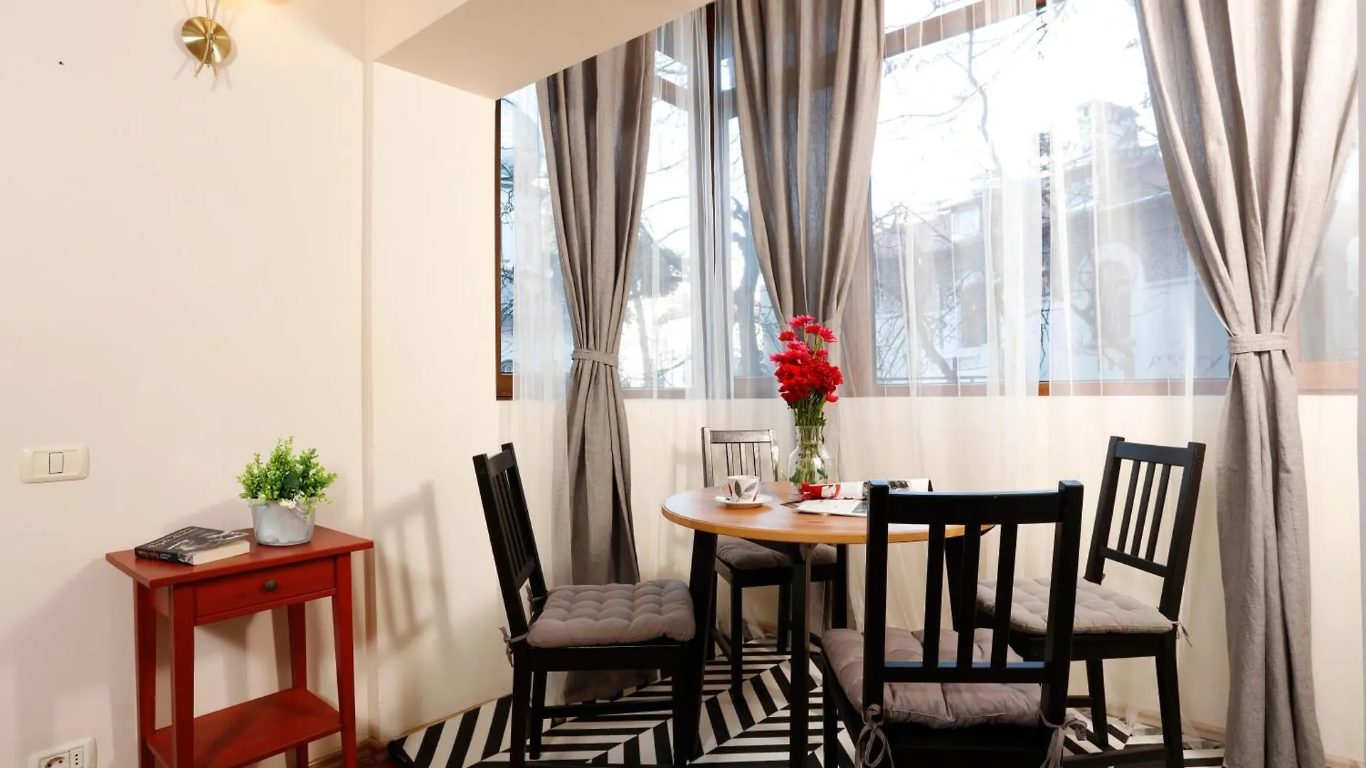 Peaceful Getaway - Generous 3-Bedroom Sanctuary - Close To Historic Old Town