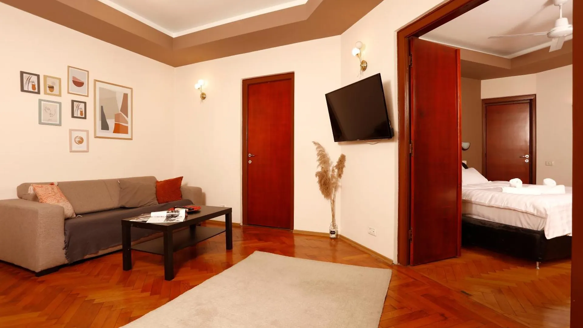 Peaceful Getaway - Generous 3-Bedroom Sanctuary - Close To Historic Old Town România