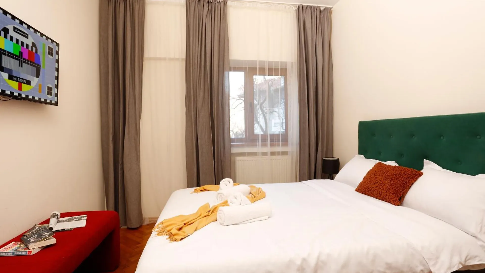 Peaceful Getaway - Generous 3-Bedroom Sanctuary - Close To Historic Old Town 0*, Bucureşti