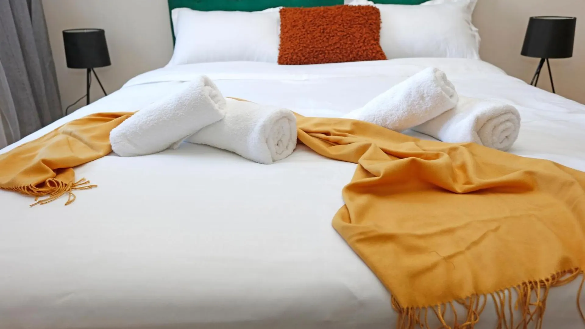 Peaceful Getaway - Generous 3-Bedroom Sanctuary - Close To Historic Old Town Apartament Bucureşti