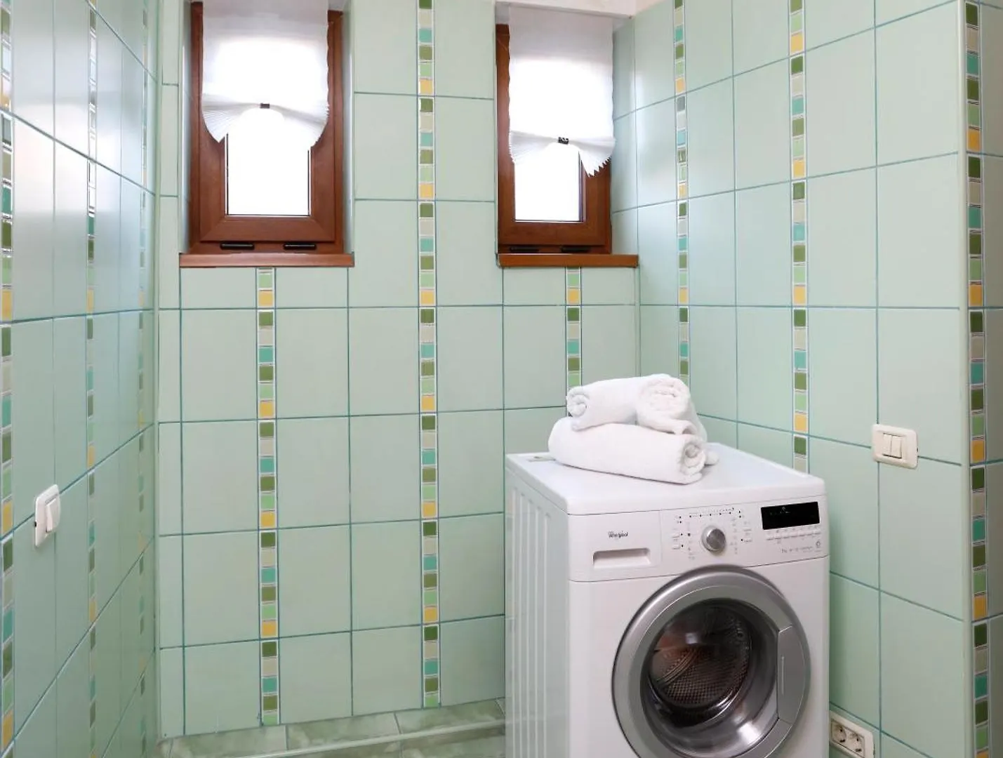 Peaceful Getaway - Generous 3-Bedroom Sanctuary - Close To Historic Old Town Bucureşti