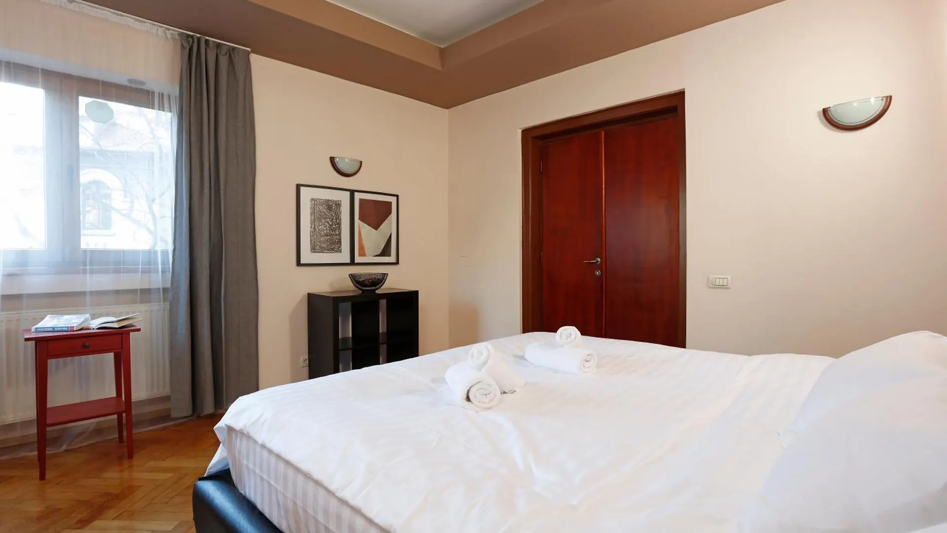 Peaceful Getaway - Generous 3-Bedroom Sanctuary - Close To Historic Old Town Bucureşti