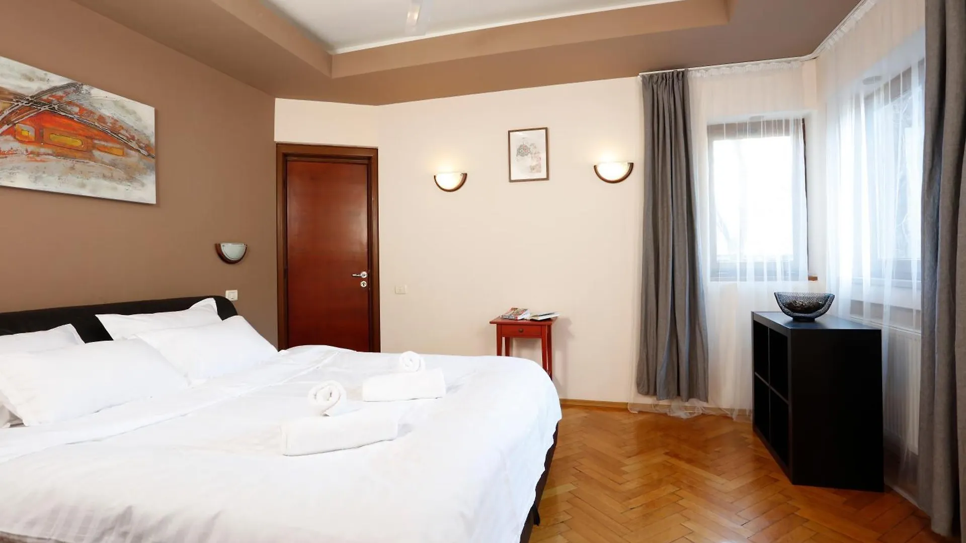 Apartament Peaceful Getaway - Generous 3-Bedroom Sanctuary - Close To Historic Old Town România