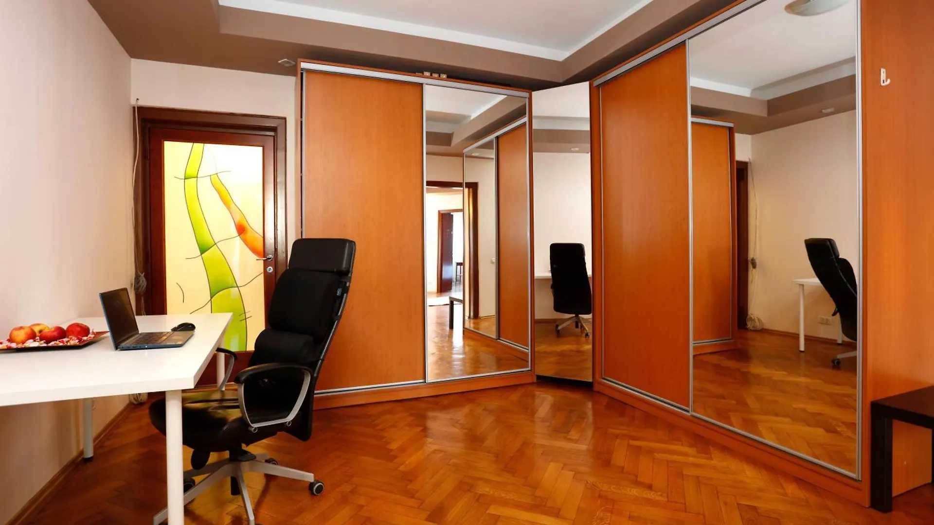 Peaceful Getaway - Generous 3-Bedroom Sanctuary - Close To Historic Old Town 0*, Bucureşti România