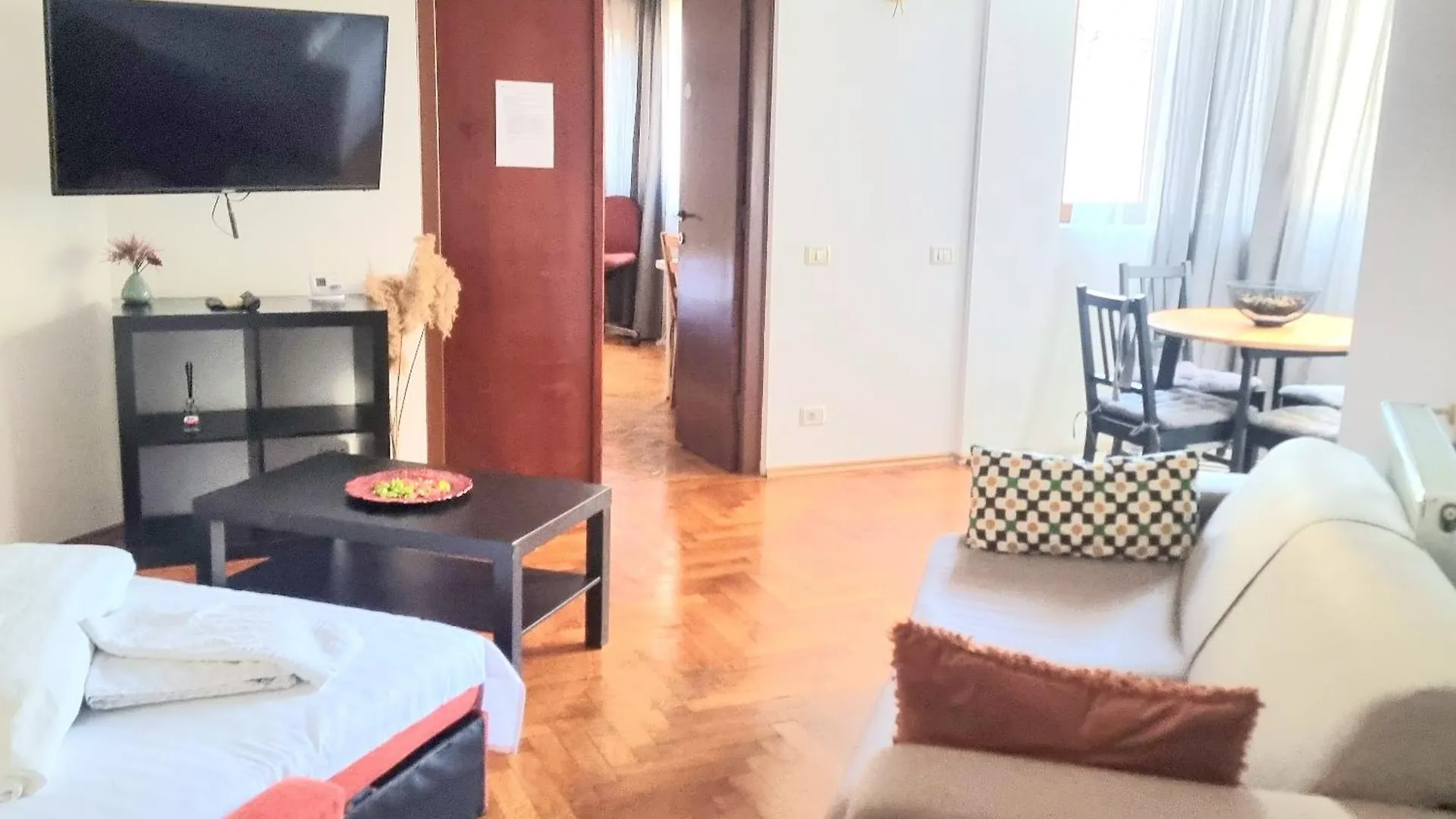 Peaceful Getaway - Generous 3-Bedroom Sanctuary - Close To Historic Old Town Apartament