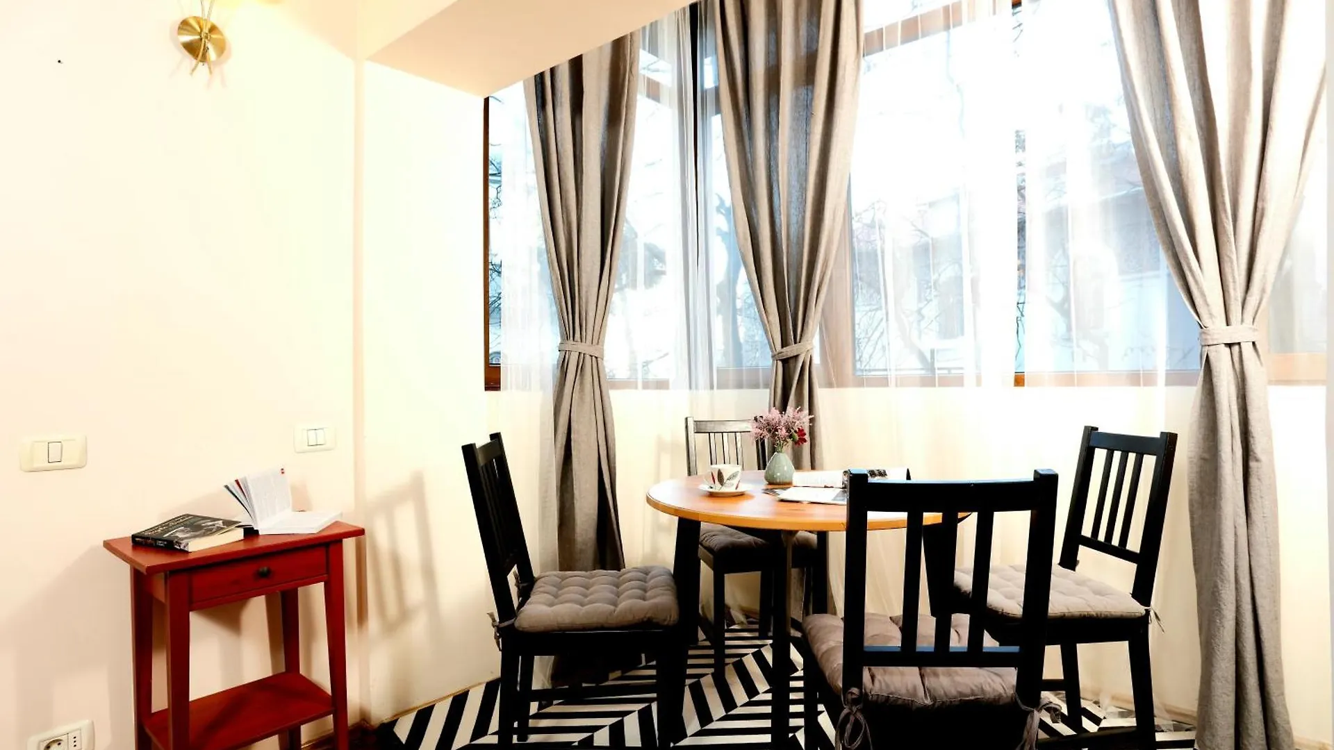 Peaceful Getaway - Generous 3-Bedroom Sanctuary - Close To Historic Old Town 0*, Bukarest Rumänien
