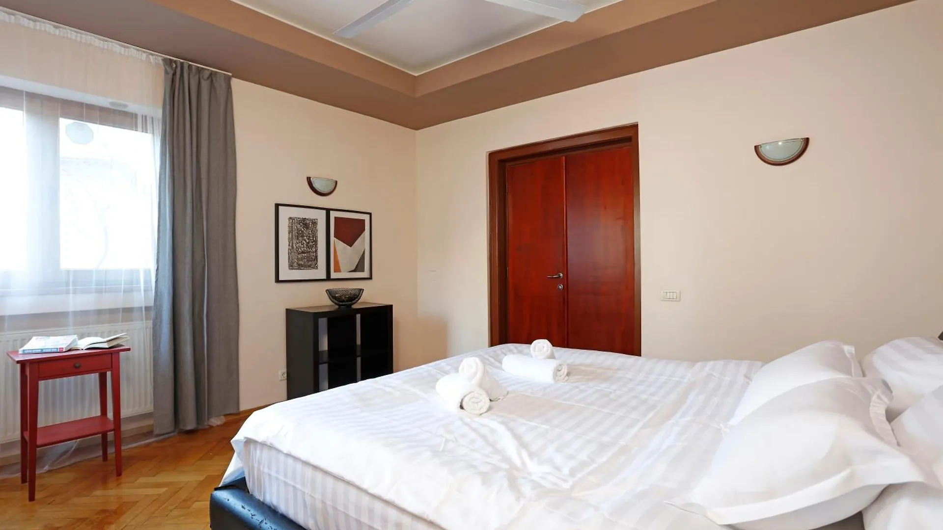 Apartament Peaceful Getaway - Generous 3-Bedroom Sanctuary - Close To Historic Old Town România