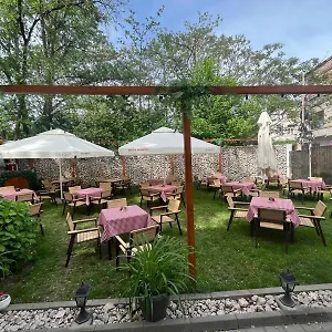 House Of Tourists Garden And Bucarest