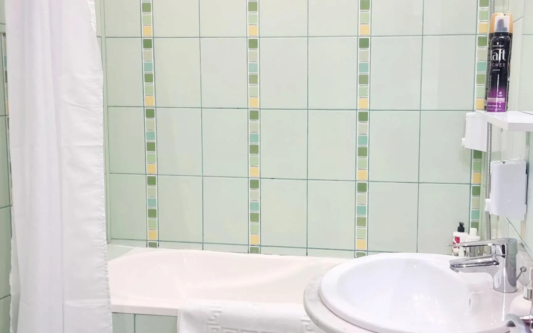 Peaceful Getaway - Generous 3-Bedroom Sanctuary - Close To Historic Old Town Bucharest Apartment