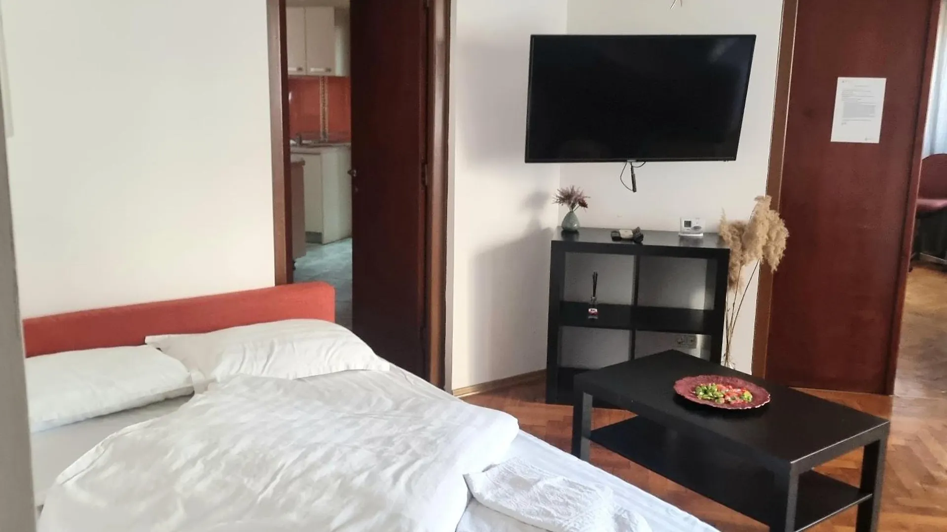 Peaceful Getaway - Generous 3-Bedroom Sanctuary - Close To Historic Old Town Bucharest Apartment