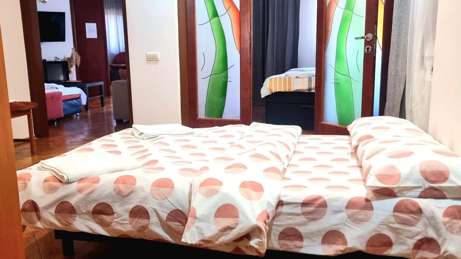 Apartment Peaceful Getaway - Generous 3-Bedroom Sanctuary - Close To Historic Old Town Bucharest